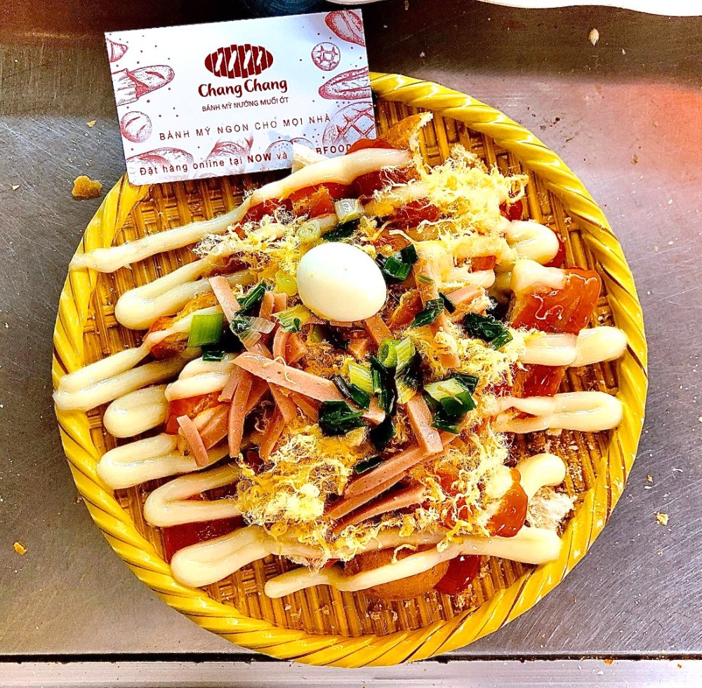 Nguyên liệu bánh mì nướng muối ớt: sốt sa tế, bơ, bánh mì, khô gà, dưa leo, hành lá, ớt
