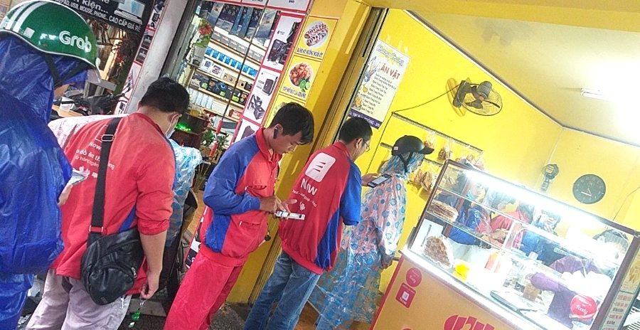 Khách chọn món trước quầy Chang Chang