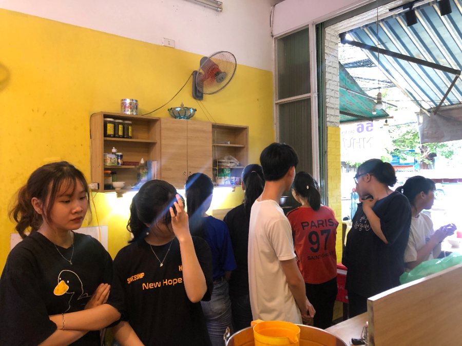 Khách tập trung trước quầy Chang Chang