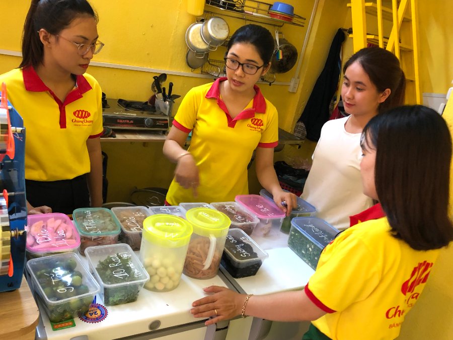 Nhân viên Chang Chang chuẩn bị bánh