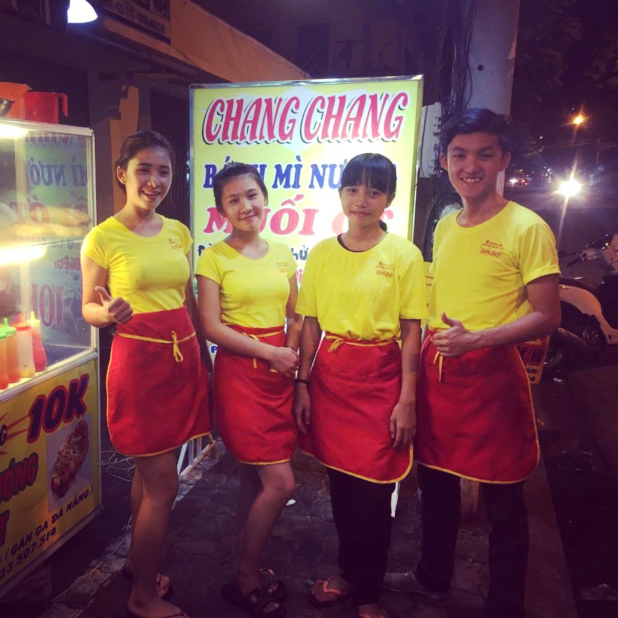 Nhân viên Chang Chang bên xe bánh